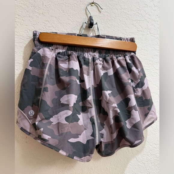 lululemon athletica Pants - Lululemon Hotty Hot High-Rise Lined Short 2.5 size 4  Camo Misty Mauve